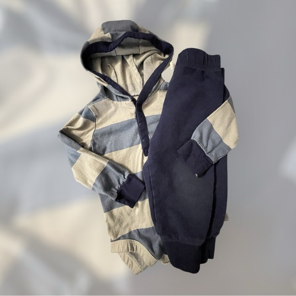 Carter’s 12 Month Boys Bundle - Picture 5 of 7